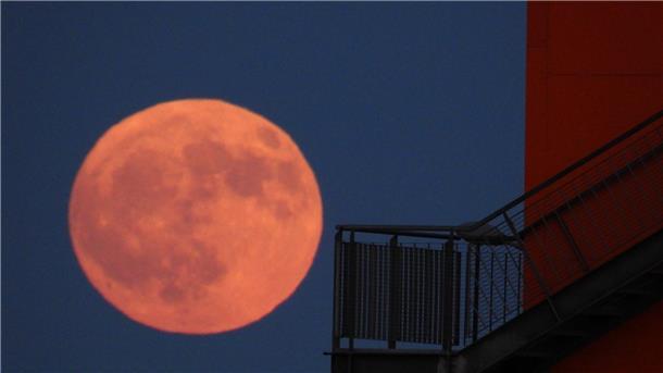 Wenn der „Erdbeermond“ am Himmel leuchtet Dr sogenannte Erdbeermond über der Hafencity in Hamburg.