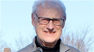 Dr. Walter Borchers zeichnet in Rhade den Weg der Wilstedt-Zeven-Tostedter Eisenbahnen nach.