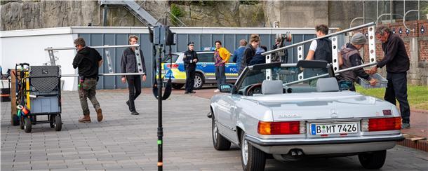 Dreharbeiten zu „Mord oder Watt“ vor der Strandhalle: Der Mercedes-Oldtimer von André Schlüter wird dabei in Szene gesetzt.