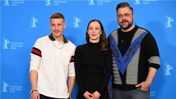 Drehbuchautor Felix Lobrecht (l-r), Schauspielerin Franziska Wulf und Regisseur David Wnendt auf der Berlinale.