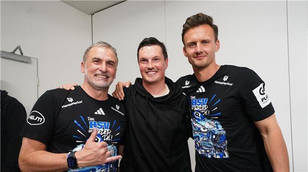 Feuerwerk, Bierdusche, Autokorso: HSV feiert den Aufstieg Drei Aufstiegsmacher: HSV-Sportvorstand Stefan Kuntz (l), Trainer Merlin Polzin und Sportdirektor Claus Costa