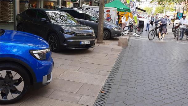 da stehen Autos in der Fußgängerzone