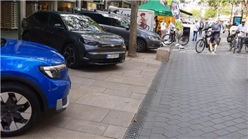 da stehen Autos in der Fußgängerzone