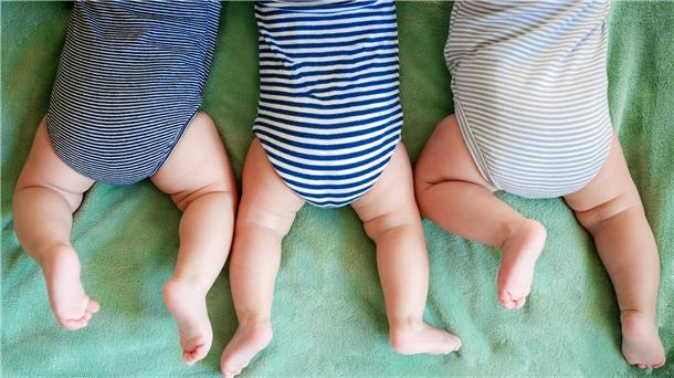 Drei Babys auf einmal: Bremerhavener Familie sucht dringend eine neue Wohnung Drillinge liegen nebeneinander.