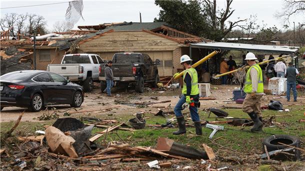 Mindestens zwei Tote durch Tornados in den USA  Drei Erwachsene und drei Kinder befanden sich in dem Haus in Decatur (Texas), als kurz nach 7 Uhr morgens ein Tornado kam.
