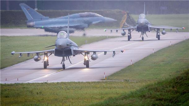 Drei Eurofighter auf der Startbahn.