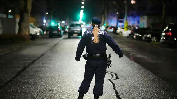 Drei Frauen in Wiener Bordell getötet Drei Frauen sind in einem Bordell in Wien-Brigittenau tot aufgefunden worden. Ein Tatverdächtiger befindet sich in Polizeigewahrsam.