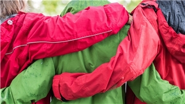 Drei Frauen tragen Regenjacken in roter und grüner Farbe (Illustration). Bremen bereitet sich auf eine politische Premiere vor. Nach zwölf Jahren Rot-Grün soll es nun Rot-Grün-Rot werden.