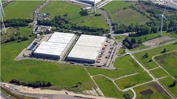 Drei große Lagerhallen stehen auf dem Gelände der ehemaligen Carl-Schurz-Kaserne am Amerikaring. Die beiden kleineren sind vermietet, in der große Halle (rechts) richtet Amazon ein neues Vertriebszentrum ein. Archiv-Foto: Scheer