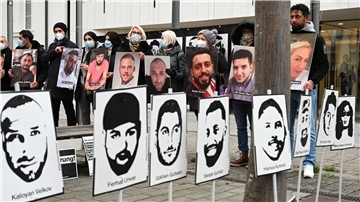 Drei Jahre nach dem Hanauer Anschlag mit neun Toten bleibt der Kampf gegen Rassismus und Rechtsextremismus aktuell (Archivbild).