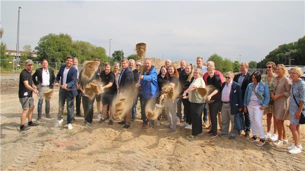 Drei Jahrzehnte nach ersten Ideenspielen ist es geschafft: Vertreter aus Politik, Verwaltung und Jugendrat vollzogen im Beisein von Oberbürgermeister Uwe Santjer (Mitte) den ersten symbolischen Spatenstich für den neuen Skaterpark Cuxhaven, der hinter dem Bürgerbahnhof entstehen wird.