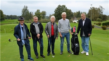 Hans-Jürgen Iben, Max Hopp, Elke Hopp, Dieter von Soosten und Carsten Diekmann-Lange sind mit Golfequipment auf dem Golfplatz Gut Hainmühlen unterwegs