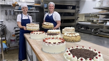 Drei Konditorinnen sorgen für die leckeren Torten und Kuchen. Zwei von ihnen sind Sandra F. (links) und Jennifer T.. Beide Frauen sind schon seit Jahren im Betrieb beschäftigt.