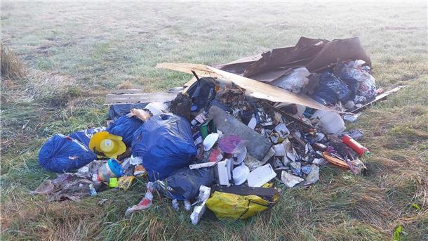 Drei Kubikmeter Abfall neben Cronemeyerstraße entsorgt