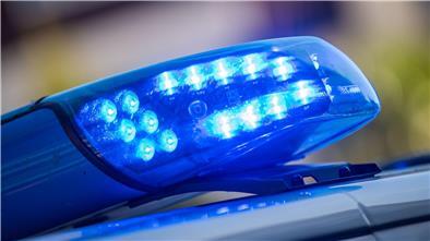 Drei Männer haben sich Zugang zur Wohnung einer Seniorin erschlichen und sie bestohlen.