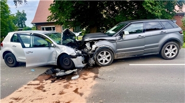 Drei Menschen wurden bei dem Frontalzusammenstoß auf der Kreisstraße teils schwer verletzt.