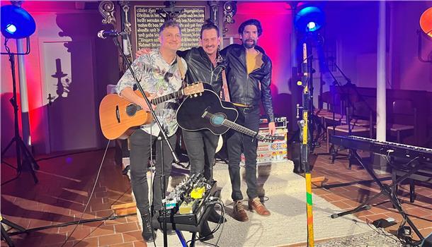 Drei Musiker in der Kirche.