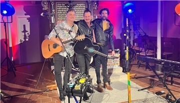 Drei Musiker in der Kirche.