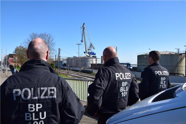 Castor-Umschlag in Nordenham mit hohem Polizeiaufgebot.