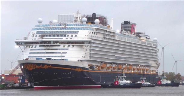 Sturmtief „Joshua“: Schlepper sichern das Kreuzfahrtschiff „Disney Adventure“ Drei Schlepper sichern im Bremerhavener Hafen das Kreuzfahrtschiff „Disney Adventure“ gegen die Orkanböen von Sturmtief Joshua.