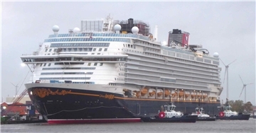 Drei Schlepper sichern im Bremerhavener Hafen das Kreuzfahrtschiff „Disney Adventure“ gegen die Orkanböen von Sturmtief Joshua.
