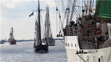 Drei Segler und ein Feuerschiff: Die Parade ist am Ziel angelangt, und der Deich in Bremerhaven war voll.