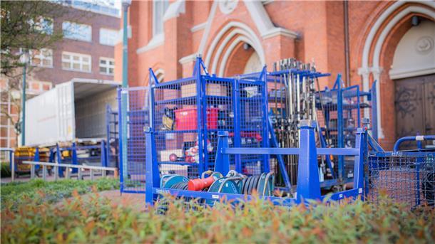 Drei Tage dauern die technischen Vorbereitungen für den ZDF- Fernsehgottesdienst in der Herz-Jesu-Kirche in Geestemünde. Vor dem Gotteshaus an der Buchtstraße lagert ein großes Equipment an Licht- und Tontechnik.