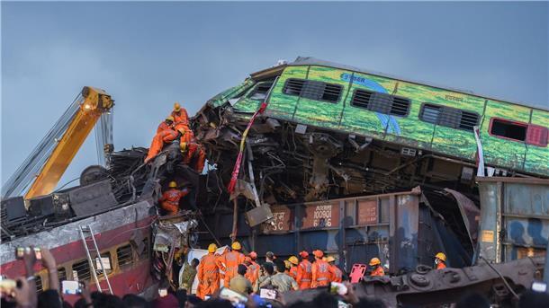 Schweres Bahnunglück erschüttert Indien Drei Züge waren laut Behörden an dem Unfall beteiligt, der sich in einer ländlichen Gegend im Bezirk Balasore, gut 200 Kilometer südwestlich von Kolkata, am Freitag gegen 19 Uhr Ortszeit (15 Uhr MESZ) ereignete.