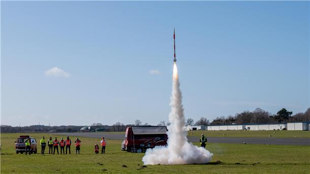 Eine Mini-Rakete steigt in die Luft.