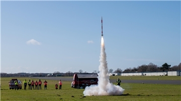 Eine Mini-Rakete steigt in die Luft.