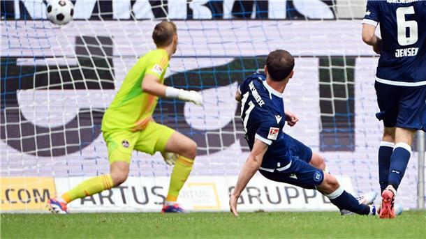 Dreimal Siwsiwadse: Klose verliert Debüt als Nürnberg-Coach Dreifacher Torschütze: Budu Siwsiwadse vom KSC.