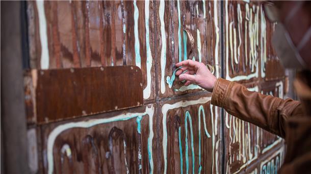 Dreiste Metalldiebe haben von den drei Türen der Großen Kirche etliche Kupferplatten abgerissen. Außer mit Nägeln waren die Metallkacheln auch mit Kleber befestigt. Die Spuren des Klebers sieht man als x-förmige Gebilde auf den Flächen.