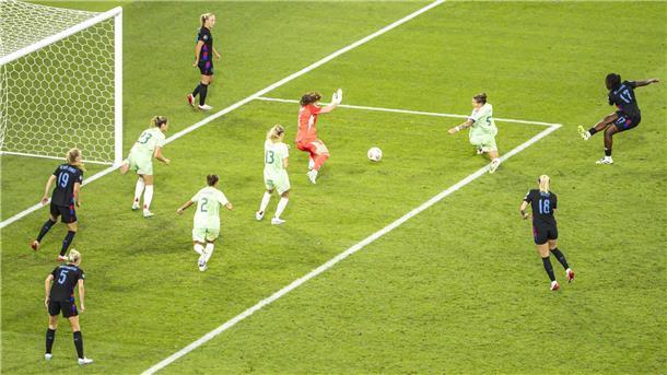 Drin ist das Ding: Agyemangs Ausgleich in der Nachspielzeit sorgt für die Verlängerung.