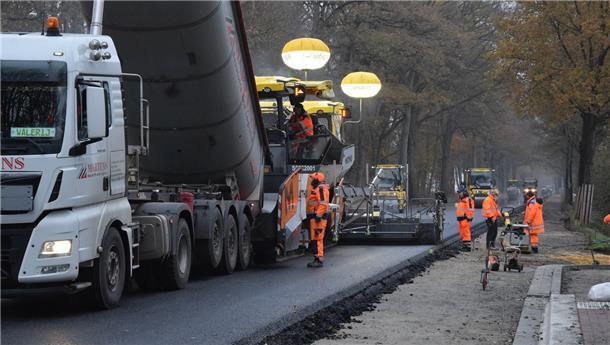 Die neue Asphaltschicht ist aufgetragen, es geht sichtbar weiter auf der Baustelle B 71.