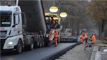 Die neue Asphaltschicht ist aufgetragen, es geht sichtbar weiter auf der Baustelle B 71.