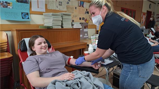 Waldschule Hagen: Blut spenden, Abi und was dann? DRK-Mitarbeiterin Michelle Brost nimmt Blut bei Katharina Andersen ab.