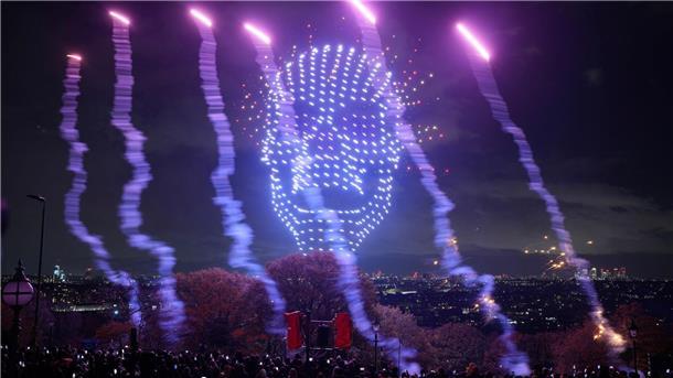 Bilder des Tages Drohnen fliegen über der Londoner Innenstadt, um Halloween zu feiern.