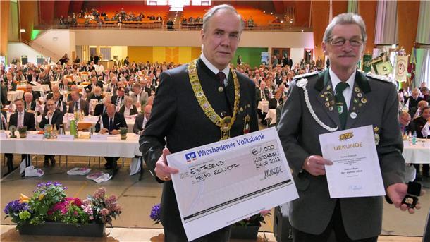 DSB-Präsident Hans-Heinrich von Schönfels (links) überreichte Heino Eckhoff vom Schützenverein Rhadereistedt beim Deutschen Schützentag eine Urkunde, Anstecknadel und einen Scheck über 1000 Euro für die Auszeichnung "Stiller Star 2022".