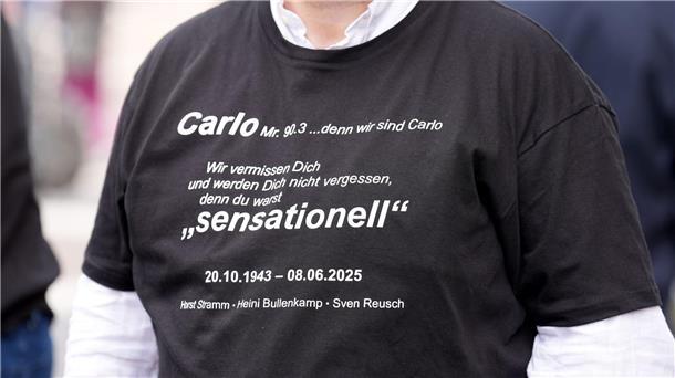 „Du warst sensationell“, steht auf dem Shirt eines Trauergastes