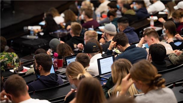 Dürfen sich ab März über eine 200-Euro-Einmalzahlung freuen: Studierende in Deutschland. 