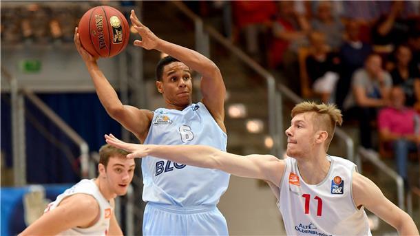 Dürfen sich Anthony Canty (Mitte) und die Eisbären bald wieder auf Erstliga-Duelle gegen Clubs wie Rasta Vechta freuen?