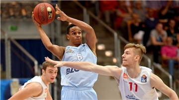 Dürfen sich Anthony Canty (Mitte) und die Eisbären bald wieder auf Erstliga-Duelle gegen Clubs wie Rasta Vechta freuen?