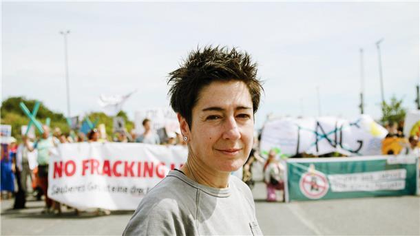 Dunja Hayali bei einem Protest auf Rügen.