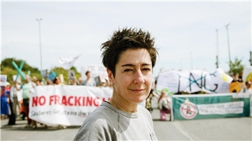 Dunja Hayali bei einem Protest auf Rügen.