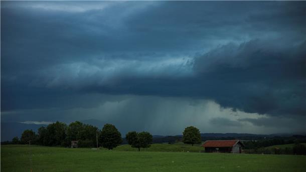 Dunkle Gewitterwolken hängen über der  Landschaft in Penzberg (Oberbayern). Der Deutsche Wetterdienst hat vor Unwettern in weiten Teilen Süddeutschlands gewarnt.