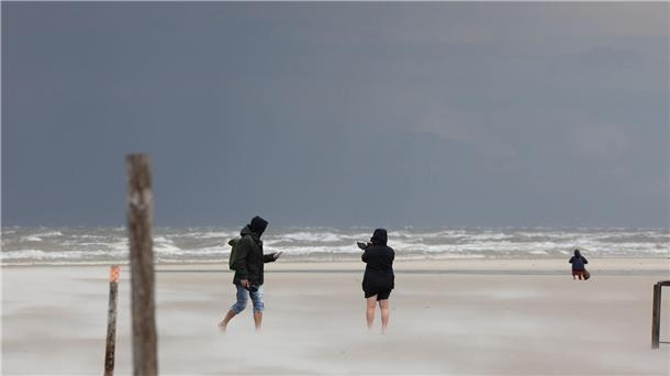 Dunkle Wolken bei stürmischem Wetter in St. Peter-Ording an der Nordsee.