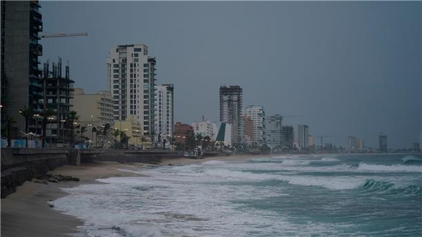 Dunkle Wolken hängen vor der Ankunft von „Orlene“ über Mazatlan an der mexikanischen Pazifikküste.