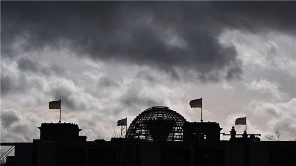 Dunkle Wolken über dem Reichstagsgebäude in Berlin.