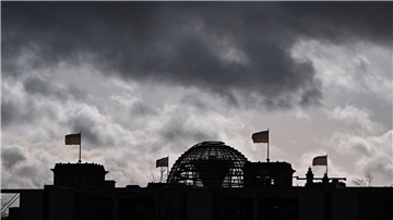 Dunkle Wolken über dem Reichstagsgebäude in Berlin.