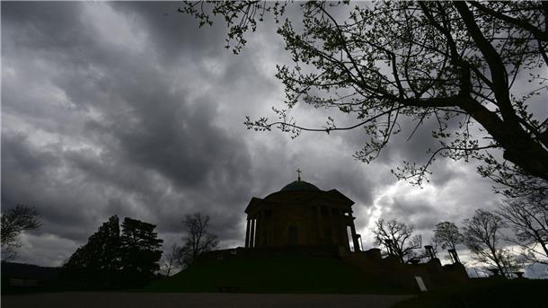 Dunkle Wolken über der Grabkapelle auf dem Württemberg in Stuttgart.